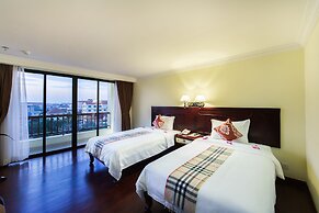 Smiling Deluxe Hotel