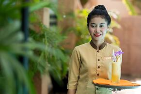 Smiling Deluxe Hotel