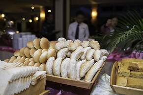 Smiling Deluxe Hotel