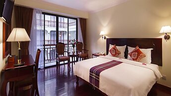 Smiling Deluxe Hotel