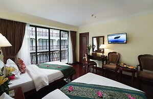 Smiling Deluxe Hotel