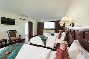 Smiling Deluxe Hotel