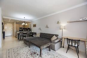 Perfect Location Between Golf and Beach