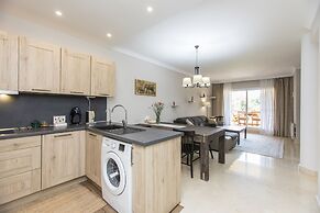 Perfect Location Between Golf and Beach