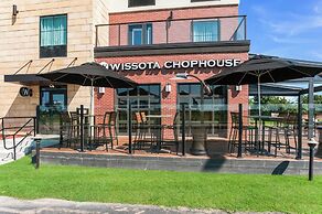 Cobblestone Hotel & Suites - Appleton International Airport