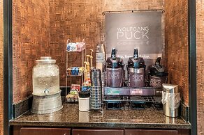 Cobblestone Hotel & Suites - Appleton International Airport