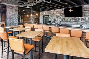 Cobblestone Hotel & Suites - Appleton International Airport