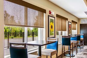 Comfort Suites Wooster near University Campus