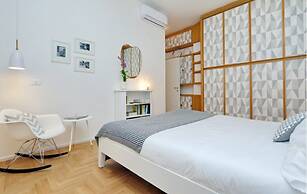 Elegant flat for 8 near Colosseum