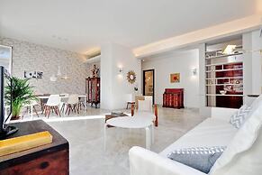 Elegant flat for 8 near Colosseum