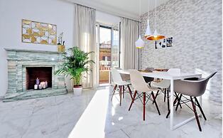 Elegant flat for 8 near Colosseum