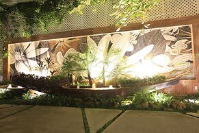 Khach San Tuong Vi - Van Cao