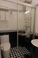 Khach San Tuong Vi - Van Cao