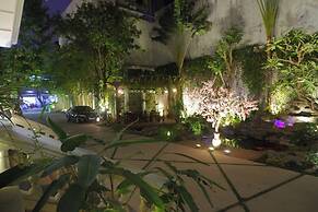 Khach San Tuong Vi - Van Cao