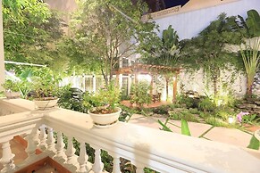 Khach San Tuong Vi - Van Cao