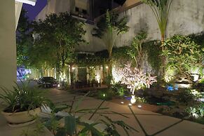 Khach San Tuong Vi - Van Cao