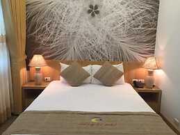 Khach San Tuong Vi - Van Cao