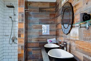 Boutique vllla on the rocks