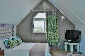 Boutique vllla on the rocks