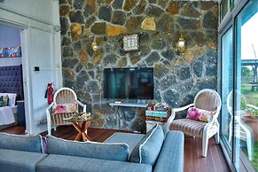 Boutique vllla on the rocks