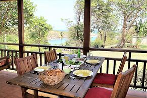 Two Bays Beach Villa Apartment and Studios