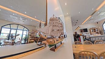 8 Rooms Hotel