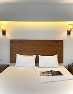 8 Rooms Hotel