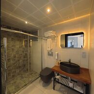 8 Rooms Hotel