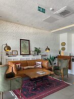 8 Rooms Hotel