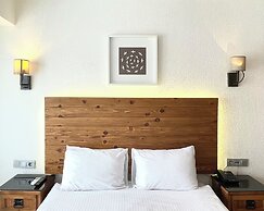 8 Rooms Hotel
