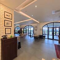 8 Rooms Hotel