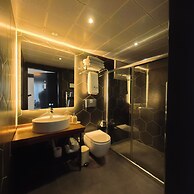 8 Rooms Hotel