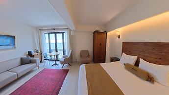 8 Rooms Hotel