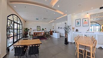 8 Rooms Hotel