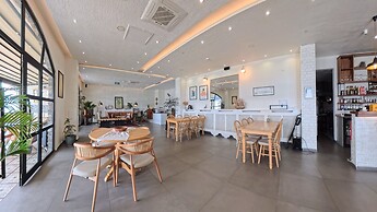 8 Rooms Hotel