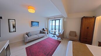 8 Rooms Hotel
