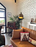8 Rooms Hotel