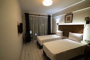 8 Rooms Hotel