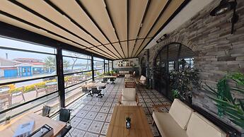 8 Rooms Hotel