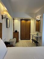8 Rooms Hotel