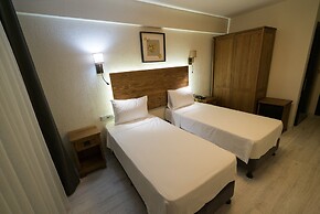 8 Rooms Hotel