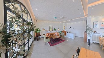 8 Rooms Hotel