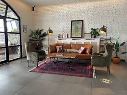 8 Rooms Hotel