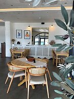 8 Rooms Hotel