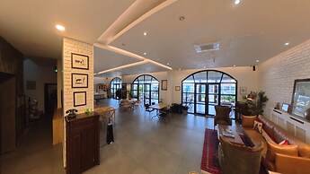 8 Rooms Hotel
