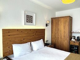 8 Rooms Hotel