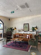 8 Rooms Hotel