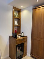 8 Rooms Hotel