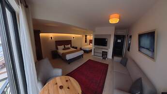 8 Rooms Hotel