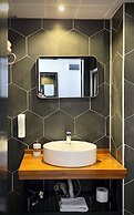 8 Rooms Hotel